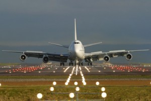 boeing_747-300_taxiing_on_runway-671x447